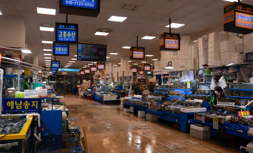 Noryangjin Fishery Market is one of Korea's largest seafood markets